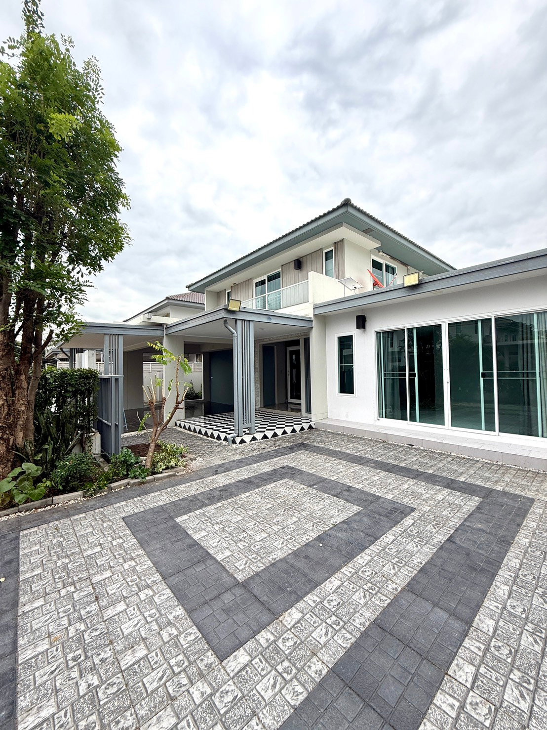 Single house for sale, Mandana Phetkasem Sai 4, large house, beautiful built-in furniture.