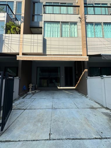 ให้เช่าทาวน์โฮม 3 ห้องนอน 152 ตร.ม. 18.5 ตร.ว. บ้านกลางเมือง พระราม 9 - กรุงเทพกรีฑา