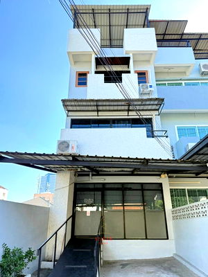 Home office for rent BTS Bang Na : RB010226 For rent: 4-story home office, end unit, Udom Suk-Bang Na area. Suitable for office use.