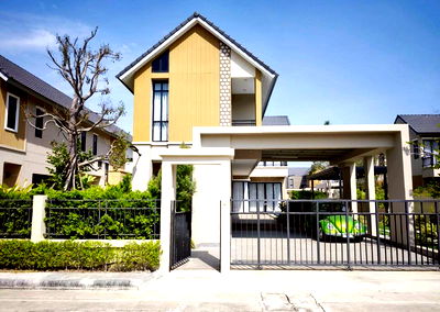 เช่าบ้านเดี่ยว ชลบุรี : ให้เช่าบ้านเดี่ยวหลังใหญ่ พร้อมสระว่ายน้ำ ม.โกลเด้นท์พรีเว่ พนัสนิคม ชลบุรี