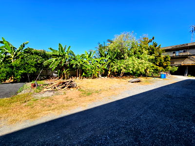 Land for rent Muang Samut Prakarn Samut Prakarn : Space for rent for parking cars or placing products, Thepharak Km.1.5, near Thipawan Station.