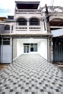 เช่าทาวน์โฮม เขตยานนาวา : สาธุประดิษฐ์17-27 ให้เช่าทาวน์โฮม 3 นอน 3 น้ำ ใจกลาง CBD สาทร BTS ช่องนนทรี 2.4 กม. บ้าน 3 ชั้นพร้อมดาดฟ้า เซ็นทรัลพลาซ่า พระราม 3