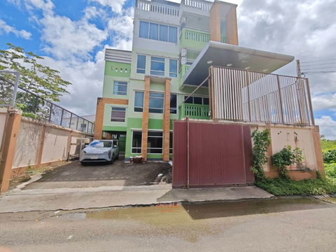 RB010426 For rent: 4.5-story office building in On Nut area, suitable for office use.