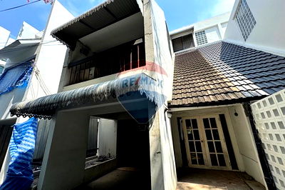 Townhouses for sale Watthana : [920071080-50] Prime Thonglor Townhouse: 4 Beds, 3 Baths, 17.9 M