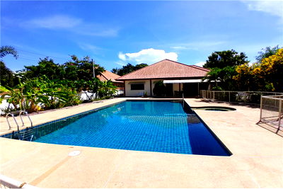 ขายบ้านเดี่ยว : [920471017-4] บ้าน 3 ห้องนอนกว้างขวางพร้อมสระว่ายน้ำและเฟอร์นิเจอร์ครบครัน