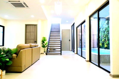 Houses for sale Bangna Commercial College : For Sale: Single Pool Villa, 42 sq.wah, in the heart of Sukhumvit, The Luxe 25.