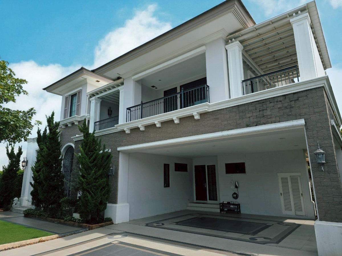 [Corner House] Ladawan Ratchaphruek–Pinklao, 470 sq.m., featuring a beautiful English-style garden and a south-facing with natural breezes.