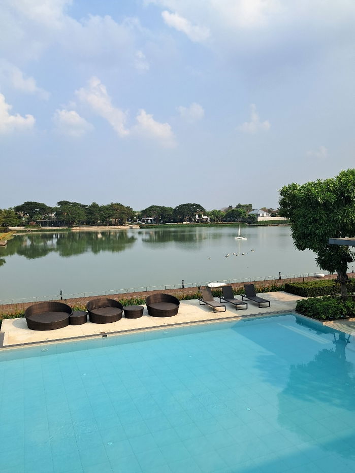 รูป มัณฑนา เลค วัชรพล (Mantana Lake Watcharapol) ติดถนนหลักของโครงการ ฝั่งโซนทะเลสาบ - รูปที่ 26/30