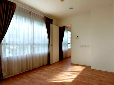 Condos for sale : Selling Lumpini Park Nawamin - Si Bupa (Lumpini Park Nawamin -Sri Burapha), the price is lower than evaluating the wide room