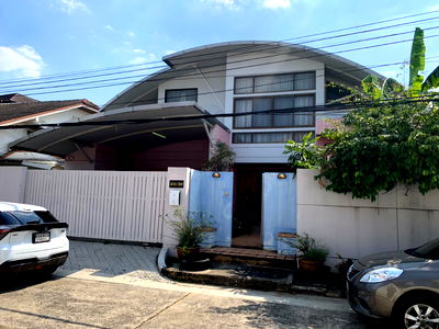 บ้านเดี่ยว เขตจตุจักร : ขายบ้านเดี่ยว ในหมู่บ้านสินพัฒนาธานี ซอย 3 ใกล้ตลาดบองมาเช่  100 ตรว พื้นที่ใช้สอย 282 ตรม บ้านเพดานสูง พร้อมอยู่ 