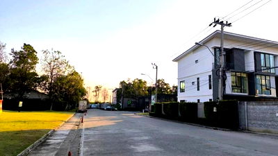 ทาวน์โฮมให้เช่า : 🏡 ให้เช่า ทาวน์โฮม 3 ชั้นบ้านถนนเมน หน้ากว้าง!! ✨พฤกษาวิลล์ 76 บางนา–วงแหวน💥 จอดรถ 2 คัน📍 ติดทางด่วน ใกล้ IKEA บางนา!!