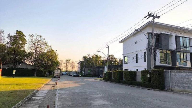 ทาวน์โฮมให้เช่า : 🏡 ให้เช่า ทาวน์โฮม 3 ชั้นบ้านถนนเมน หน้ากว้าง!! ✨พฤกษาวิลล์ 76 บางนา–วงแหวน💥 จอดรถ 2 คัน📍 ติดทางด่วน ใกล้ IKEA บางนา!!