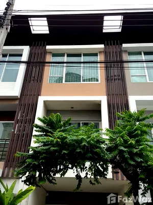 Townhouses for rent Silom and Sathorn Road : Chic Charmer: Find a Magical Blend of Convenience and Comfort in This Sathorn-Narathiwas Townhouse 1151054
