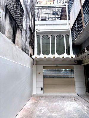 Townhouses for sale Bangkok : Urgent Townhouse 70 sq.w. for sale (incl. private road of 32 sq.w.) in center of Bangkok near Siam Area