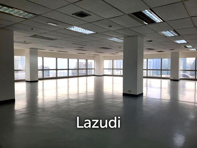Office for rent Phra Nakhon : 229 sqm Corner Office for Rent at Sermmit Tower Sukhumvit Bangkok
