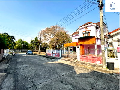 Houses for sale Rat Phatthana : Urgent Sale! Corner plot detached house, adjacent to a garden, 57 sq.wa., very cheap price. Thararom Parkway Home Village, Ramkhamhaeng 150, 