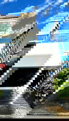 Shophouses for rent Saiaksorn School : For rent, for lease, commercial building, 4 floors, Thanommit Market, cheap price, good location, spacious room, Line: @951qfbfi