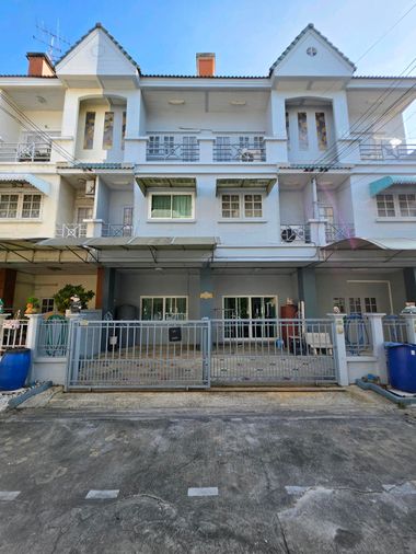 ขายบ้านทาวน์โฮมหลังคู่ 3 ชั้น ทำเลทองติด CDC ตรงข้าม Central Eastville เฟอร์ครบ พร้อมอยู่ 