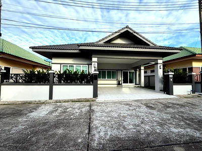 Houses for sale Bang Lamung Chonburi : Resale detached house in Pattaya, Baan Porntep 5 project, Nong Prue, Bang Lamung, Chonburi.