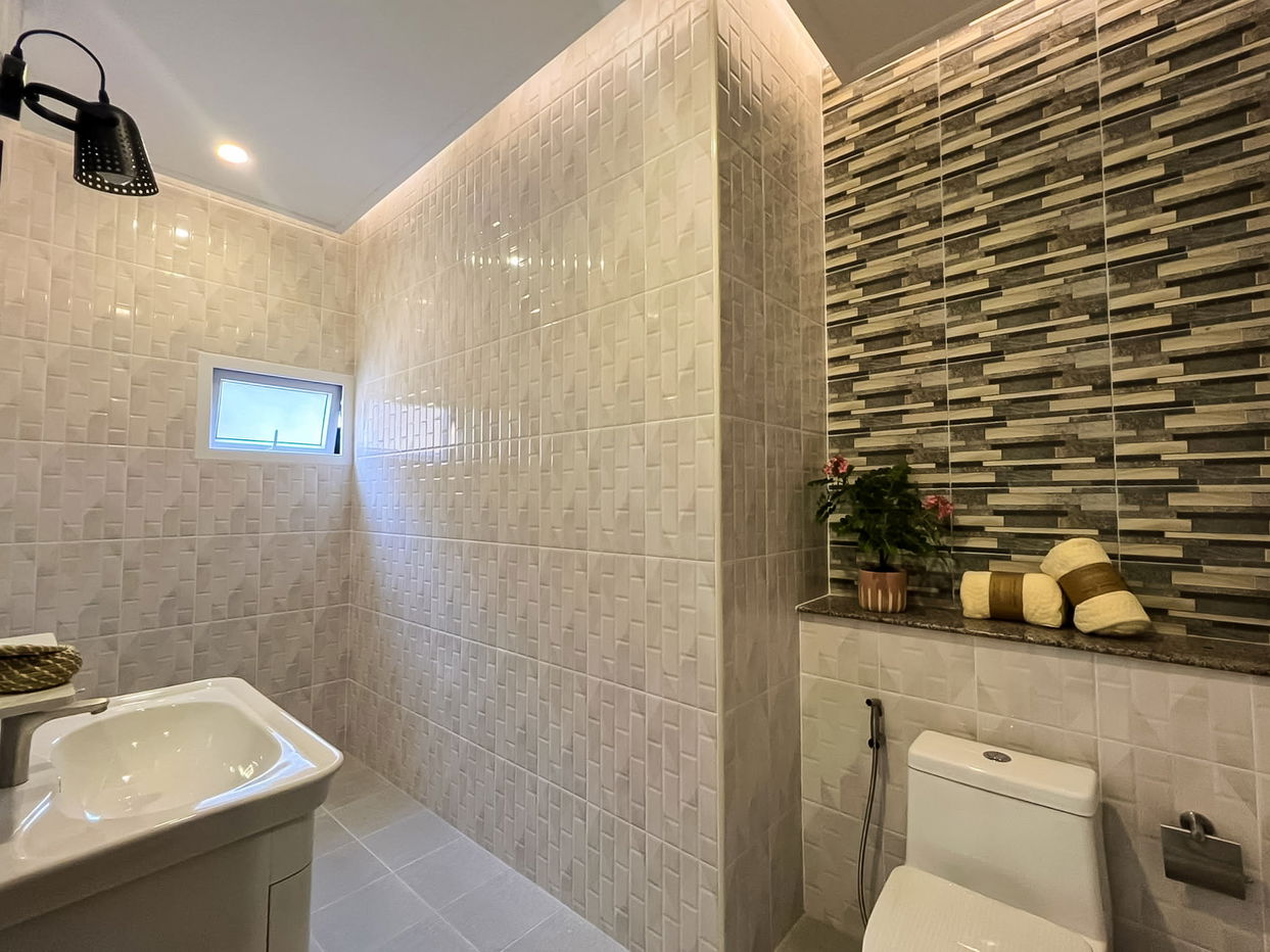 picture Modern Classic House for Sale 3 Bedrooms in Mabprachan - 10/12