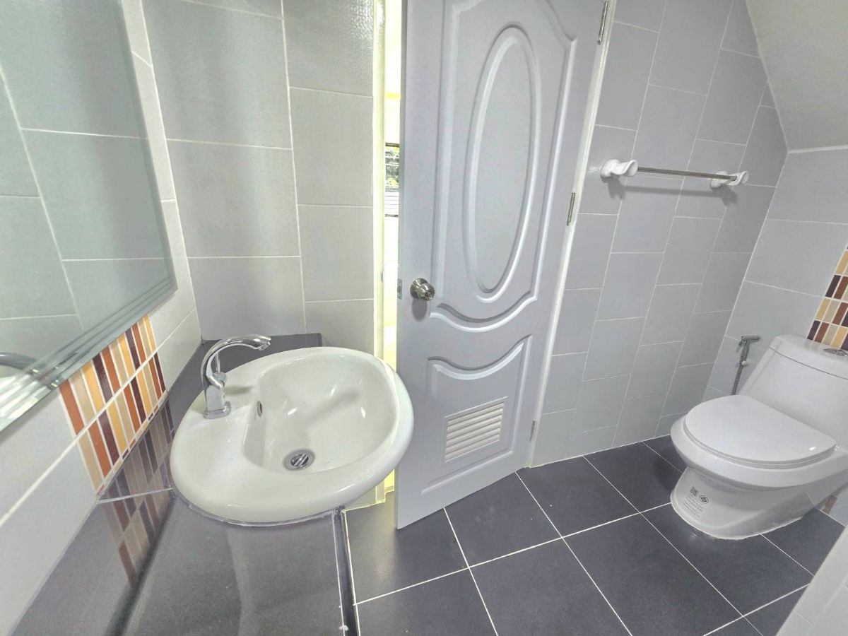 รูป บ้านแฝดหลังใหญ่ ตกแต่งใหม่ทั้งหมด ทำเลดี ราคาถูกคุ้ม หมู่บ้านฟ้าปิยรมย์ เฟส 11 เนสโต้ ซ.16 ลำลูกกา คลอง6 ปทุมธานี - รูปที่ 26/40