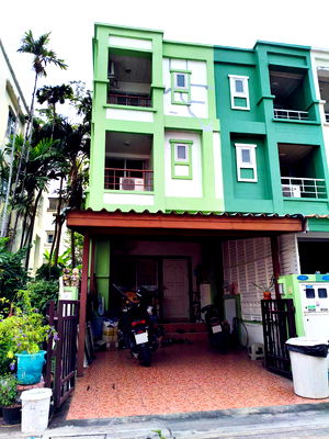 Townhouses for rent MRT Lat Phrao 101  : Townhouse 3Storey for Rent at Happyland Grand ville. *Near Central Eastville. Line id: @thefirstagent [RAR2601-2387] 