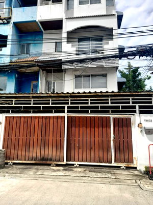 Townhouses for rent Ratchadaphisek Road : WS6497 🏡 4-story corner house for rent, Ladprao 18, near MRT Ladprao. Only 30,000 baht/month.
