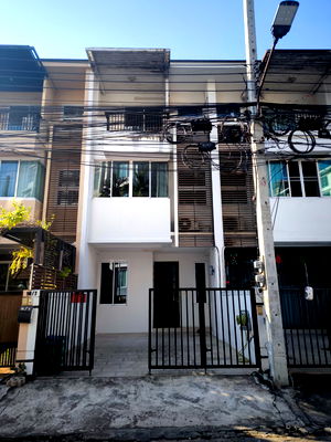 Shophouses for rent Electricity Authority District 1 Chiang Mai : Three-storey commercial building for rent with 3 bedrooms,3 toilets and 1 kitchen. 