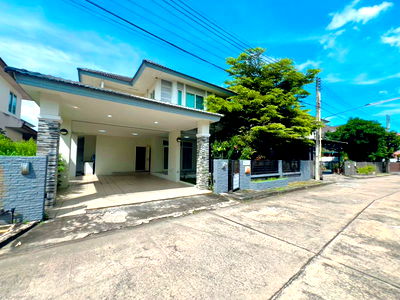 Houses for sale Chonburi : Resale detached house in Country Home Lake and Park project, Assumption - Sriracha, Chonburi.