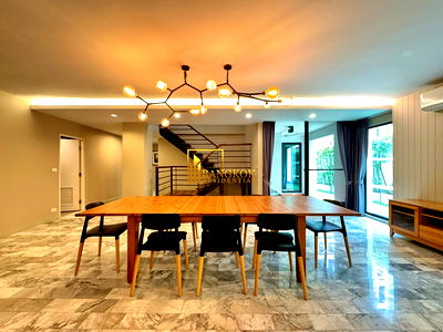 Apartment building for rent MRT Sukhumvit : Superb 3 Bedroom Duplex Apartment Rent in Phrom Phong - BR20846AP