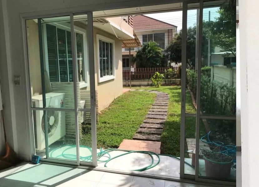 รูป U1410 ให้เช่าบ้านเดี่ยว 2 ชั้น ย้านศาลายา บ้านหลังใหญ่ รีโนเวทใหม่ทั้งหลัง เหมาะสำหรับอยู่เป็นครอบครัวใหญ่ - รูปที่ 7/10