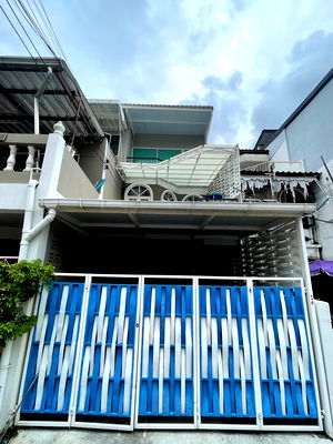 Townhouses for rent Ratchadaphisek Road : Townhouse for Rent near Major Central Ladprao Union Mall  BTS Sena. 4 beds, 3 baths,1 parking.K.Bee 064146-6445 (256AGBE)