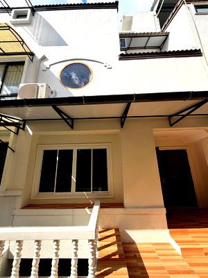 Townhouses for rent Silom and Sathorn Road : WS6501 🏙 4-story townhome for rent in Sathorn, Lan Thong Village, near BTS, very convenient transportation. Only 60,000 baht/month.