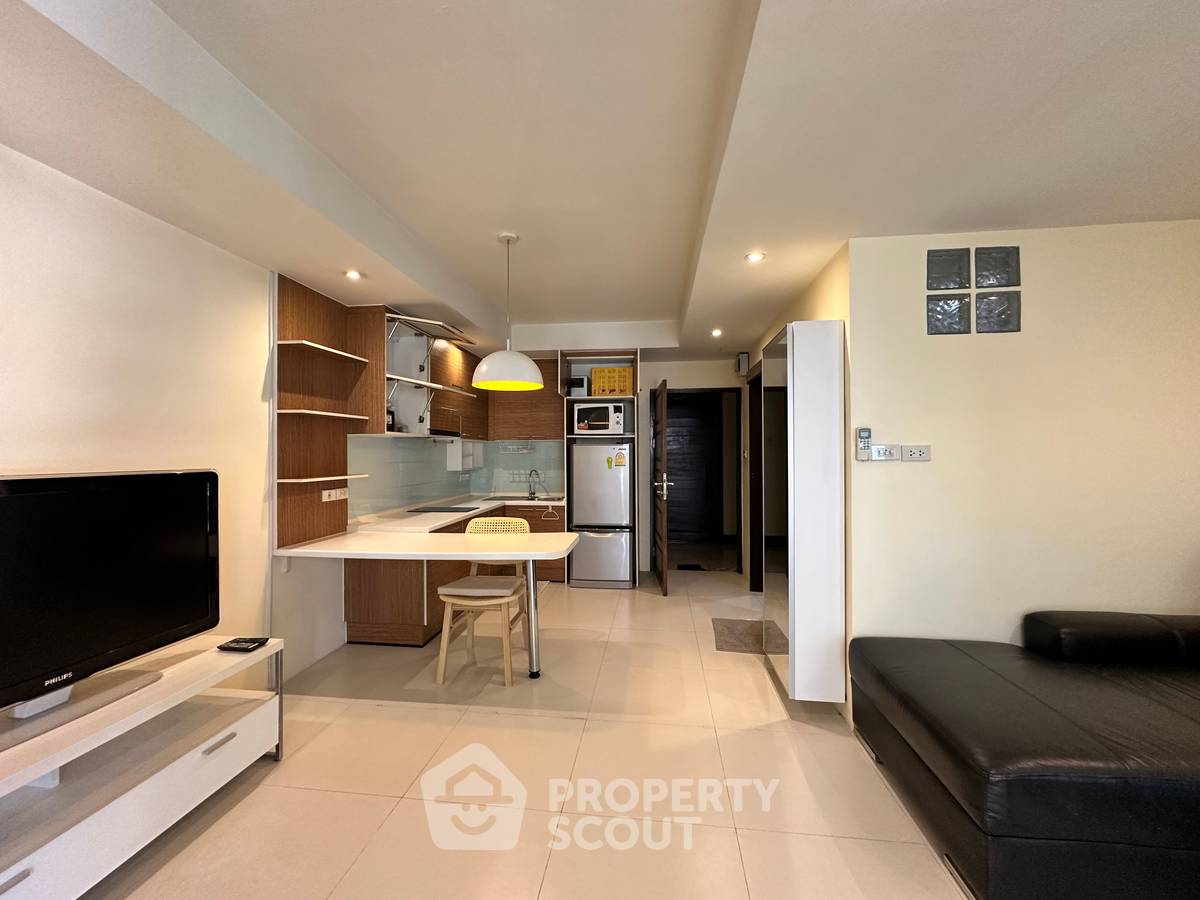 1-BR 57 Sqm, 20th-Floor Condo For Sale | Saranjai Mansion | 300m to BTS Nana (ID 1999738)