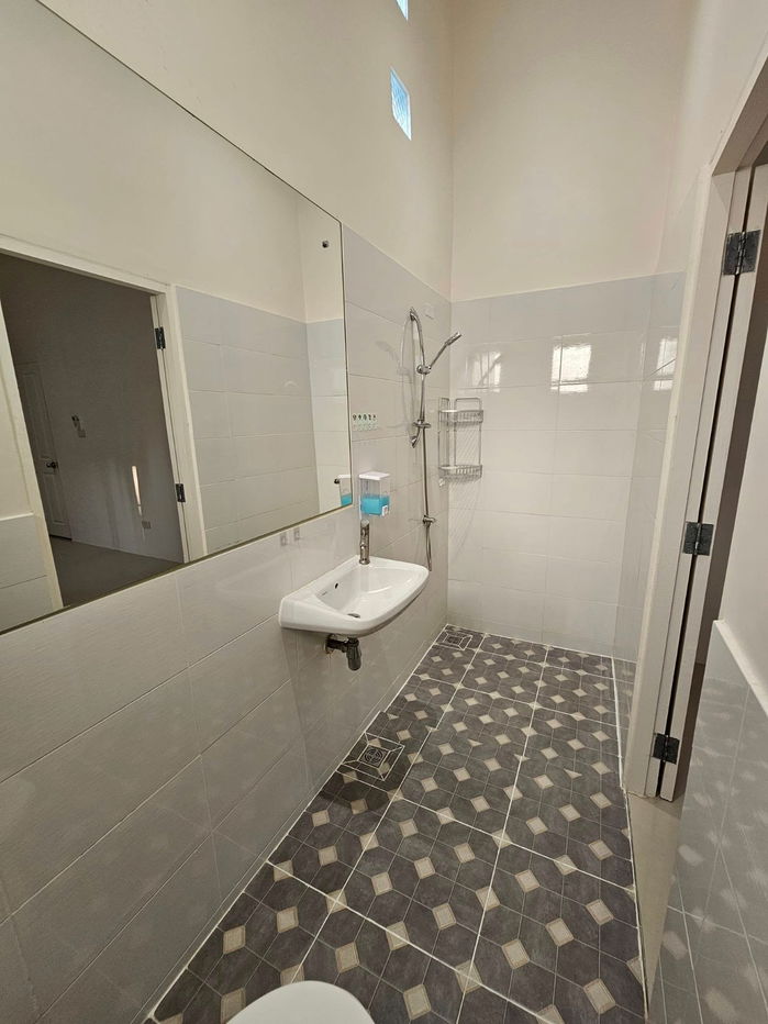 picture Large house for Rent at the entrance of Soi Sena 3 beds, 2 baths 1 A/C No pets allowed Khun Bee 066 64-146-6445 Ref: 254AGBE - 25/26