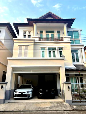 Houses for sale BTS On Nut : Urgent sale! 3-story detached house in the heart of On Nut. Private village with only 27 houses. Located on On Nut Road, extremely convenient.