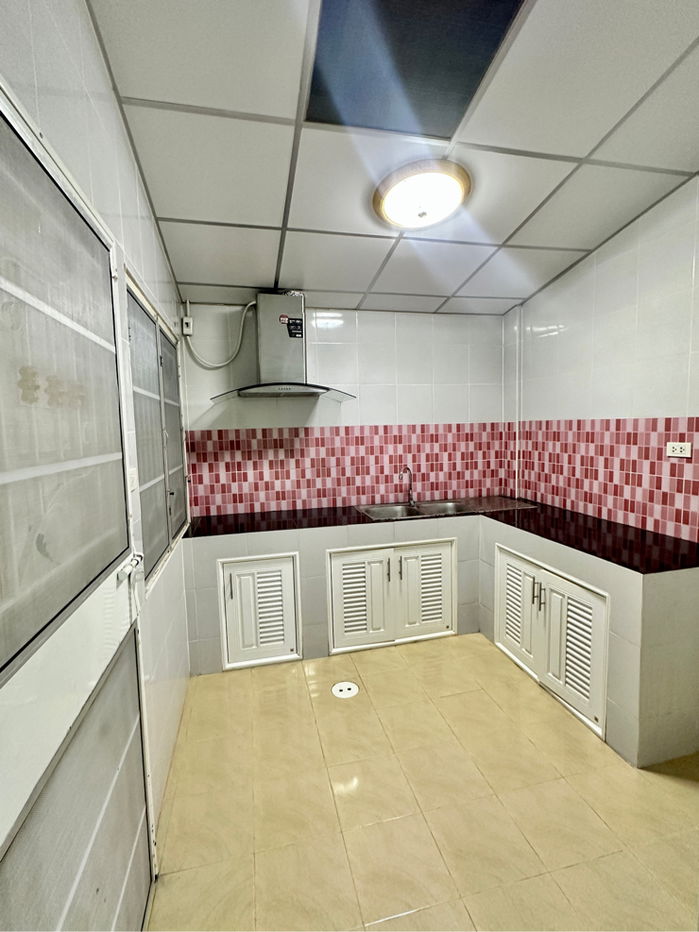 picture 3 bedrooms,2 bathrooms.2-story townhouse, Pleinjai 4, in the heart of Rayong city. Convenient transportation, located in a community - 5/10