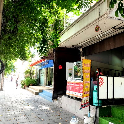 Shophouses for sale : Four-story shophouse for sale at the entrance of Soi Pridi Phanomyong 35.