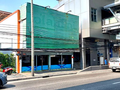 Shophouses for rent BTS Bearing : Commercial building for rent, 2 adjoining shophouses, next to BTS Samrong station exit.