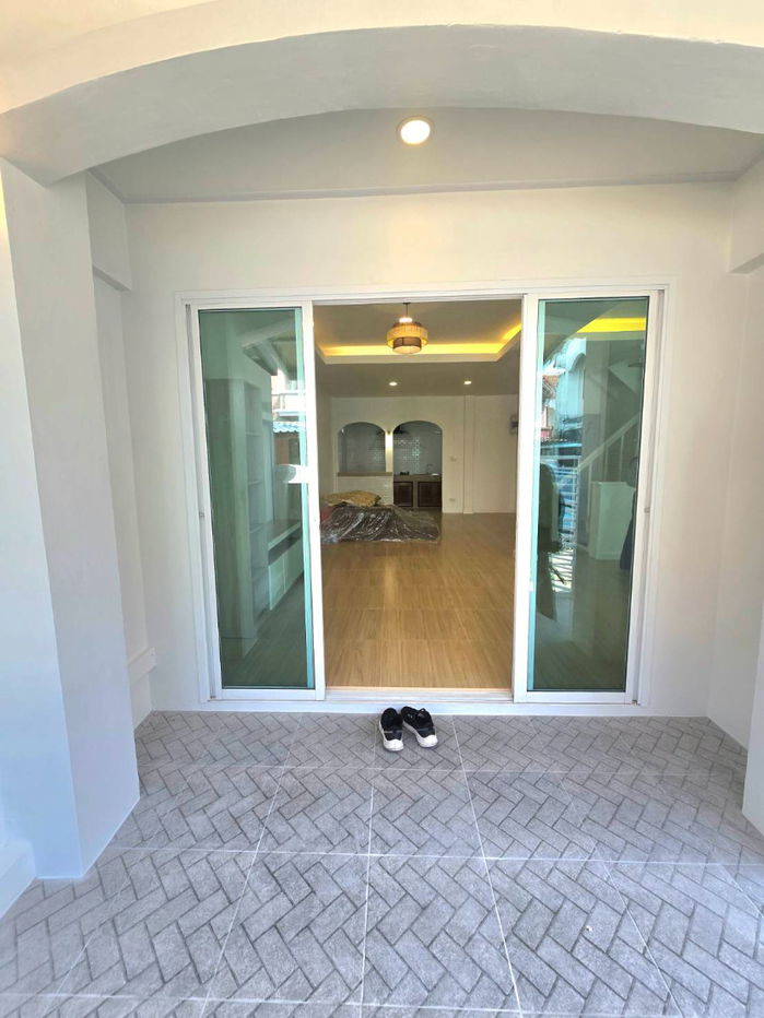 รูป ทาวน์เฮ้าส์2ชั้น รีโนเวทใหม่ ทำเลดี หลังมุมใน กว้างขวาง หมู่บ้าน บุศรินทร์-รามอินทรา ซอย37 ถนนพระยาสุเรนทร์ 40 คลองสามวา เดินทางสะดวก - รูปที่ 8/34