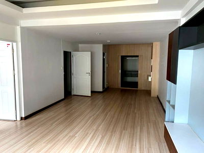 Home office for rent Bang Kapi : 🏢✨ Commercial building for rent with 2 booths | Ladprao - Bang Kapi, commercial location 