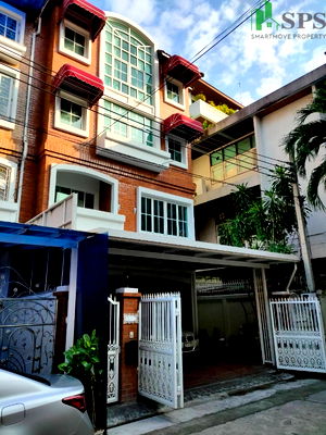 Townhouses for sale Benchakiti Park : Luxury 5-Story English-Style Townhome for Sale in Yen Akat Area (SPSAD3768)