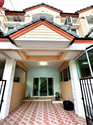 Townhouses for rent Rayong : 3 bedrooms,2 bathrooms.2-story townhouse, Pleinjai 4, in the heart of Rayong city. Convenient transportation, located in a community