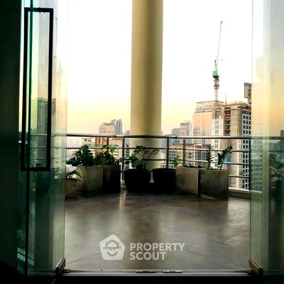 Condos for rent : Well-Priced 2-BR Condo At The Rajdamri, 100m to BTS Ratchadamri (ID 2589910)
