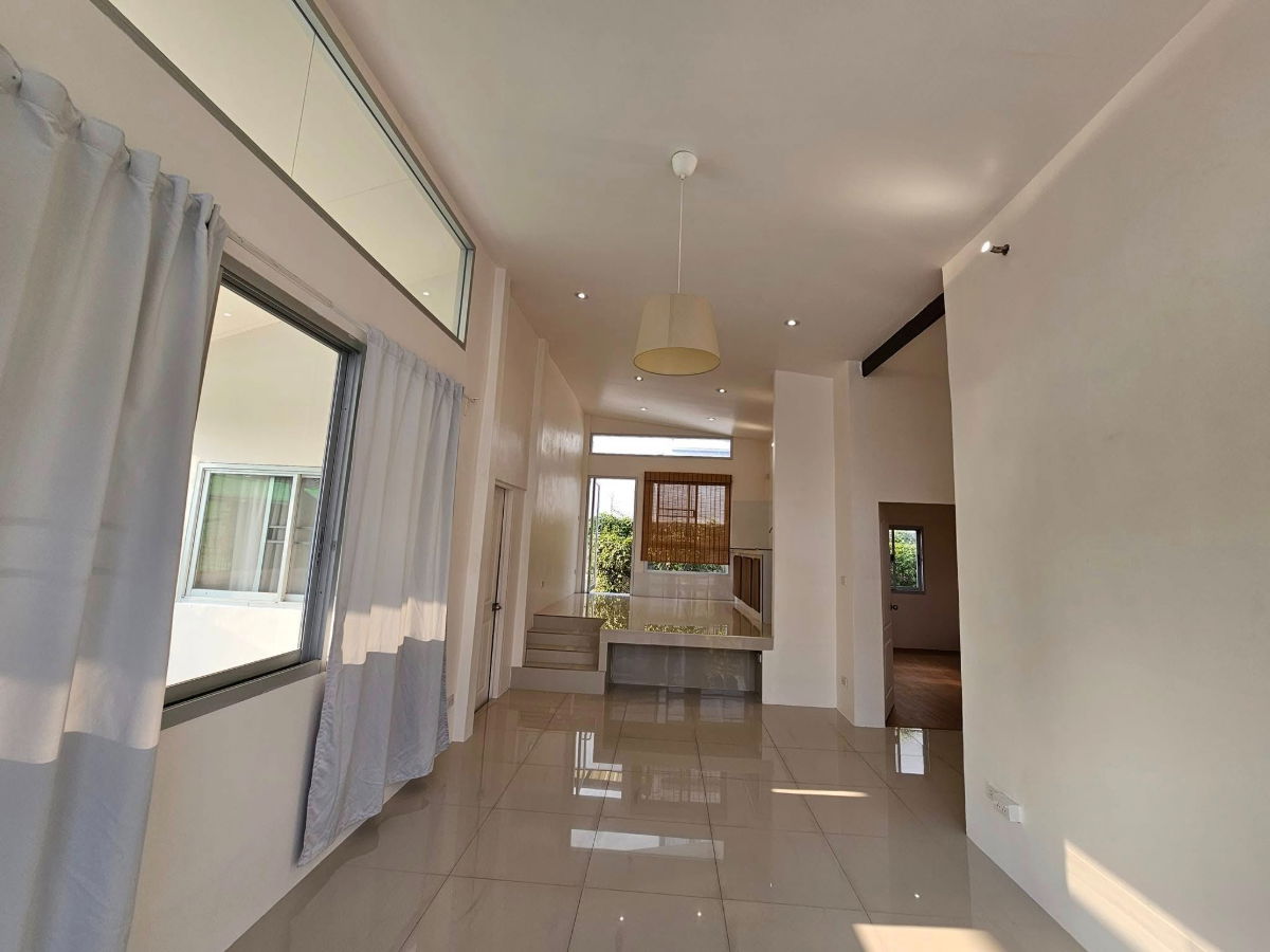 picture Large house for Rent at the entrance of Soi Sena 3 beds, 2 baths 1 A/C No pets allowed Khun Bee 066 64-146-6445 Ref: 254AGBE - 19/26