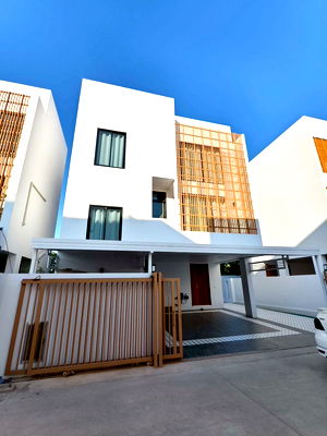 Houses for rent Chiang Mai : Three-story pool villa for rent with 3 bedrooms,4 toilets and 1 kitchen. 