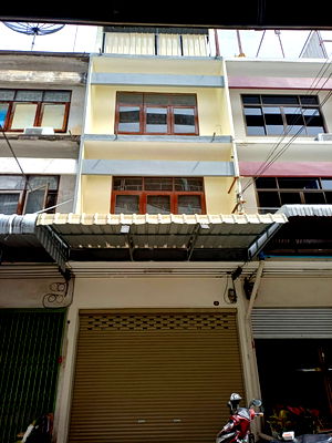 Shophouses for rent Thonburi Vocational College : Building for rent near Mrt  Bangyeekhun 