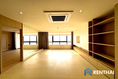 Condos for sale : Beachfront Condo for Sale at Jomtien Beach – 2 Bedrooms, 150 sq.m., Fully Renovated with Stunning Sea View