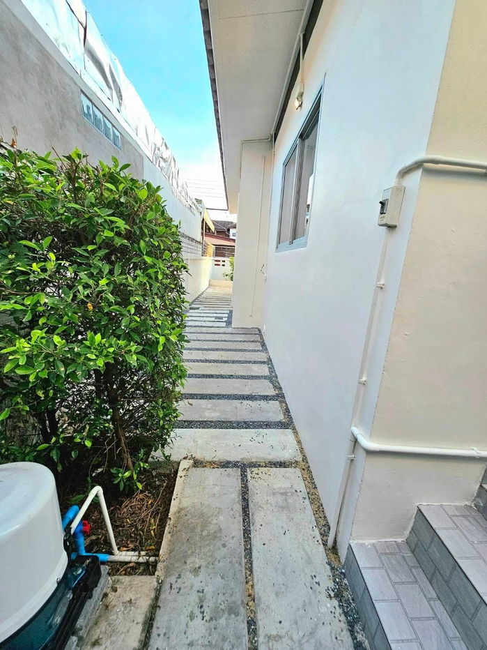 picture Large house for Rent at the entrance of Soi Sena 3 beds, 2 baths 1 A/C No pets allowed Khun Bee 066 64-146-6445 Ref: 254AGBE - 4/26