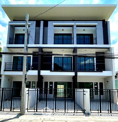 Houses for sale Samut Prakarn : 4-BR House at Mu Ban Thiphawan 1 in Thepharak (ID 2588880)